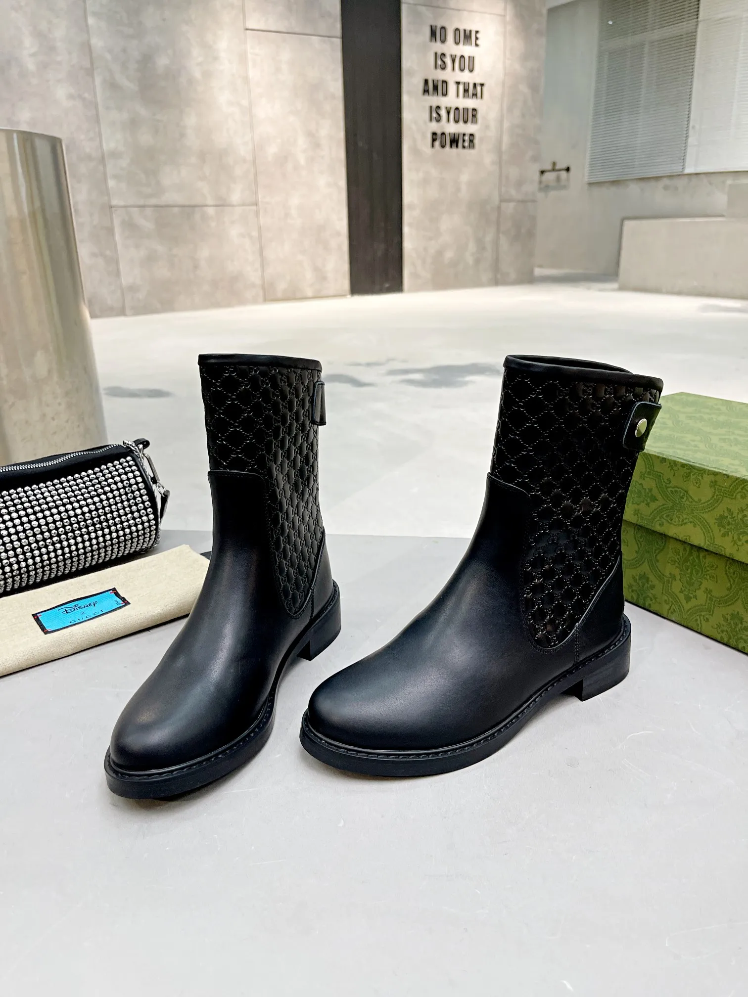 👟👟Ex-factory price 600👟👟 Gucci | Gucci short boots small embossed model ²⁰²¹𝐬𝐬 ⭐️ G home main series classic full cowhide printed embossing original classic never goes out of style 👟👟representative of classic hot style double G embossed As an iconic symbol of the brand with a distinctive style, each logo contains the brand's unique historical heritage and value pursuit, interpreting the fashionable and timeless aesthetic concept with enduring charm. Classic brand logo, brand spirit. ❥Gucci purchasing agent level! Full of high-end feel! This is a popular model among bloggers at home and abroad. It makes your feet look slender. It feels so beautiful on your feet! Upper: Original calfskin Lining: Imported sheepskin lining Outsole: Original molded outsole Shoe shaft height: 25cm Heel height: 4cm Shoe size: 35-39 (34, 40, 41 can be customized) Packaging: Original high-end full set of green packaging